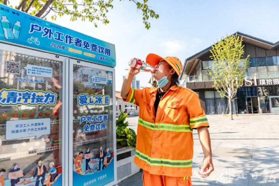 央视镜头里的武汉远洋里：“越取越多”的爱心冰柜，藏着整座城市的温度