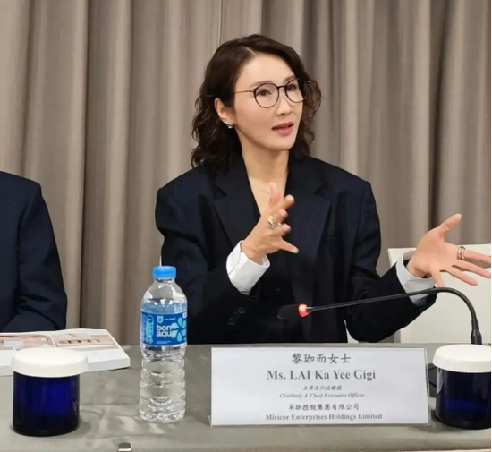 黎姿，以主席身份，主持卓珈股东大会