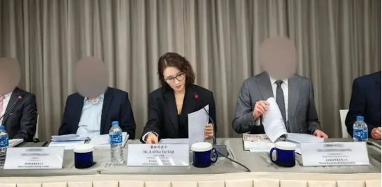 黎姿，以主席身份，主持卓珈股东大会